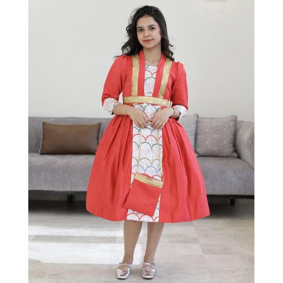 صورة فستان بناتي قرقيعان أحمر مطرز بكنار ذهبي مع شنطة مطابقة - M3813